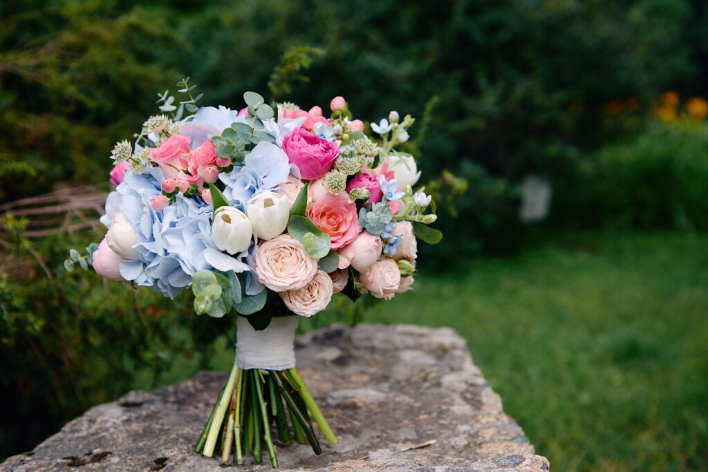 flower bouquet outside outdoor